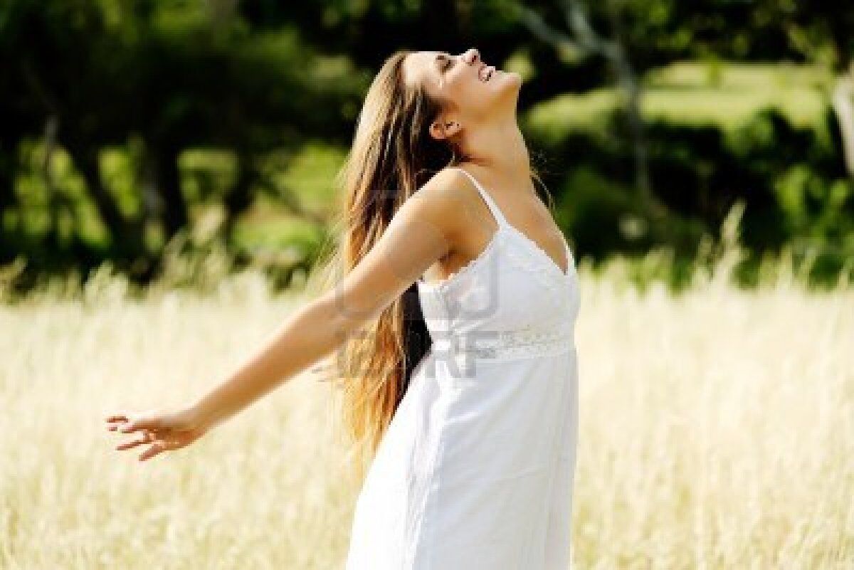 11900249-feliz-chica-despreocupada-libertad-de-la-vitalidad-de-pie-con-las-manos-extendidas-la-naturaleza-abr