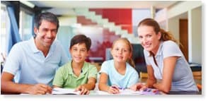 genitori e bambini durante i compiti